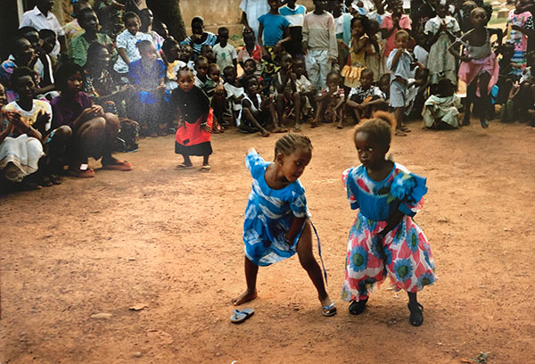 Guglielmi enfantas africains dansants